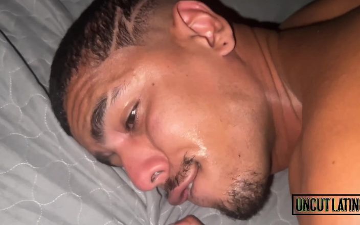 UncutLatinos: Semental dotado folla musculoso bareback camarógrafo se une