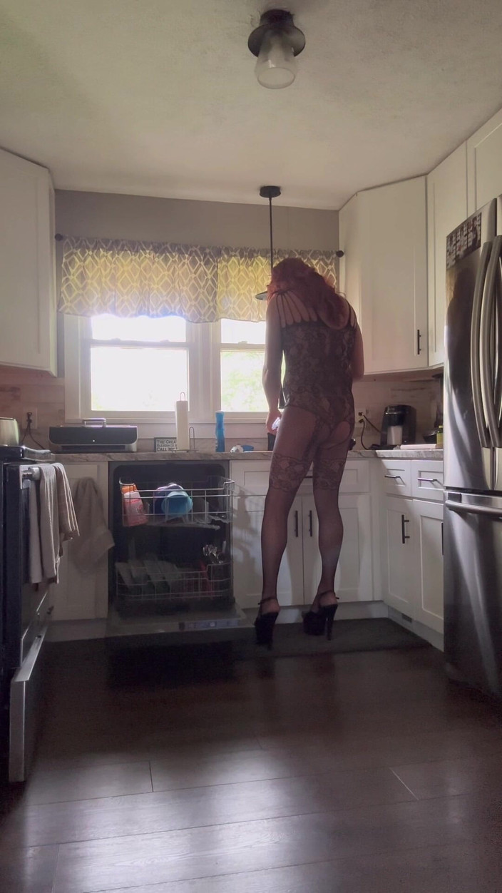 Orlandi480: Menajeră transsexuală efeminată face treburi