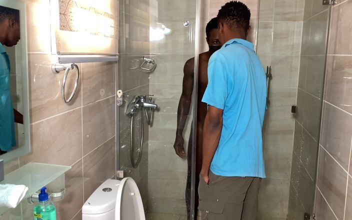 Funfor10k gay videos: Mi novio cachondo me masturba en la ducha