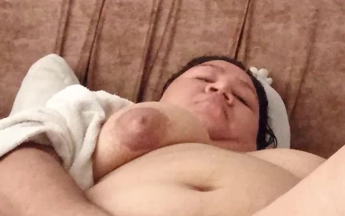 Hiyunamei-bbw: Hiyunamei любит трогать свою большую киску для тебя, ожидая, пока ее яйца подпрыгивают