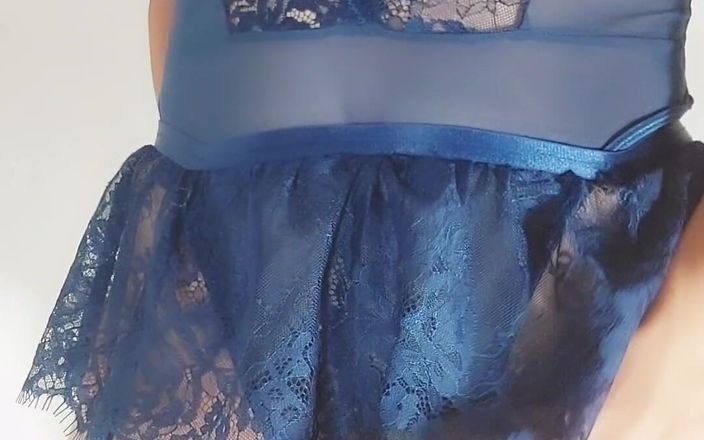 Zaria: Slut squirts while being fucked by her machine