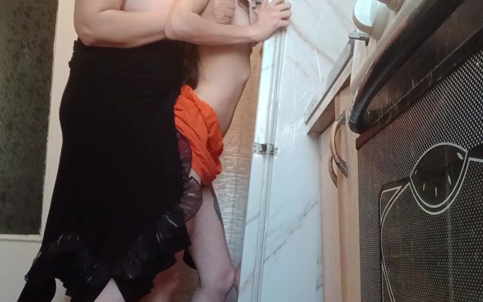 Lesbian-candys: 부엌에서 나를 존나게 따먹는 계모