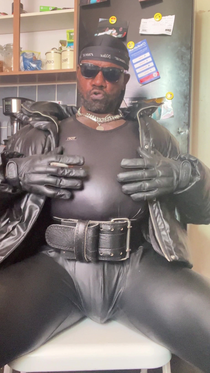 Black smoking muscle stepdad: Сессия курения в свежем латексе и кожаной пуховой куртке