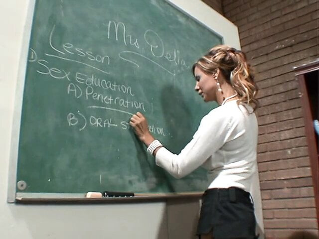 Schmutzige MILF genießt es, zu blasen und wird auf dem Schreibtisch geknallt