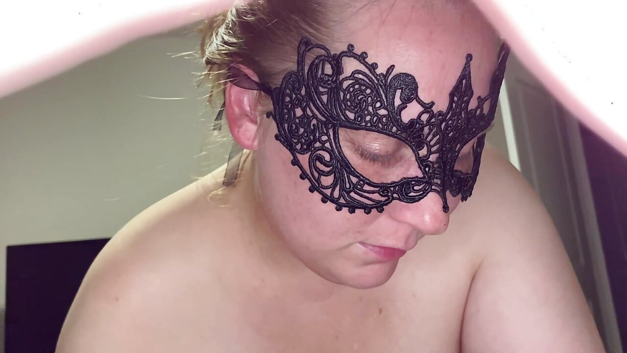 Ehefrau gibt einen blowjob beim dildoreiten.