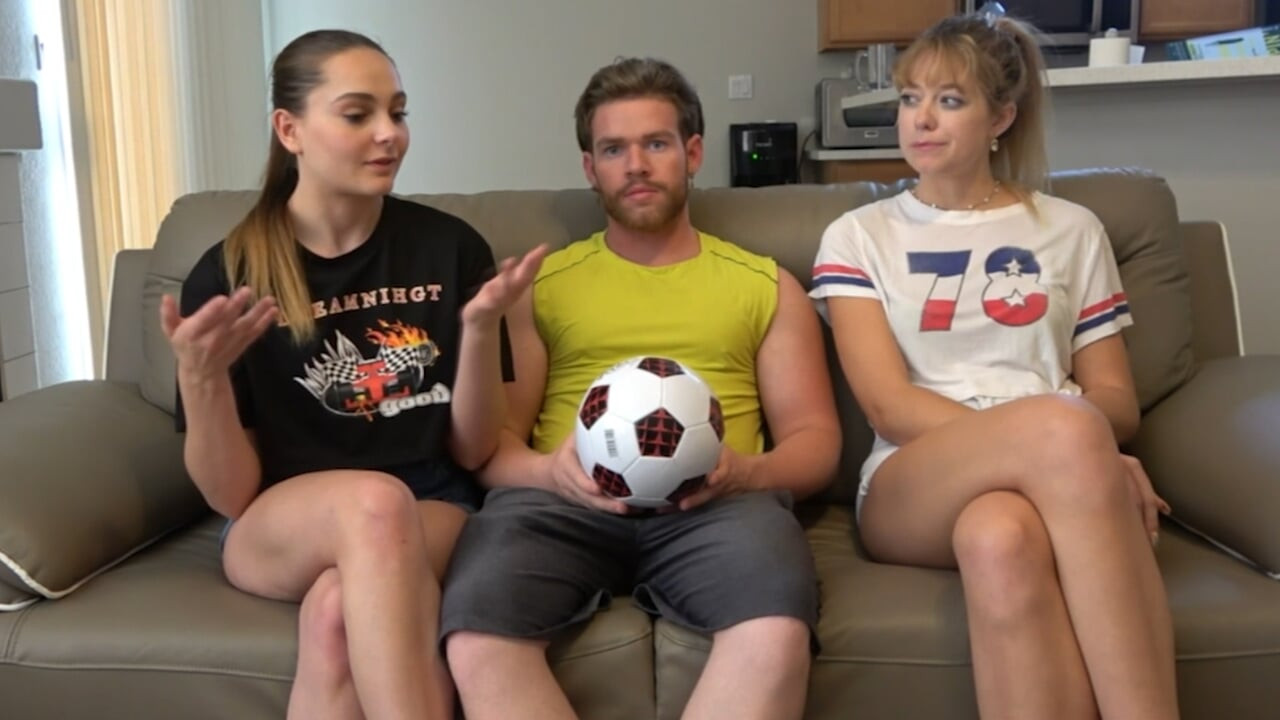 Zwei frische gesichter, river &dereks sexy spiel of strip soccer