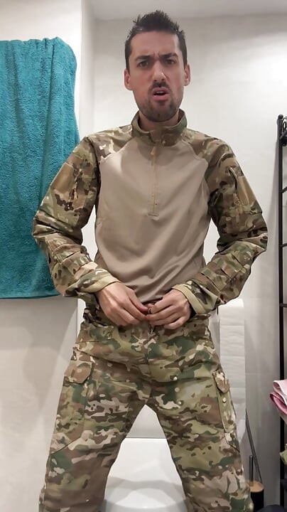 Militär-typ wichst sein fleisch mit zwei händen