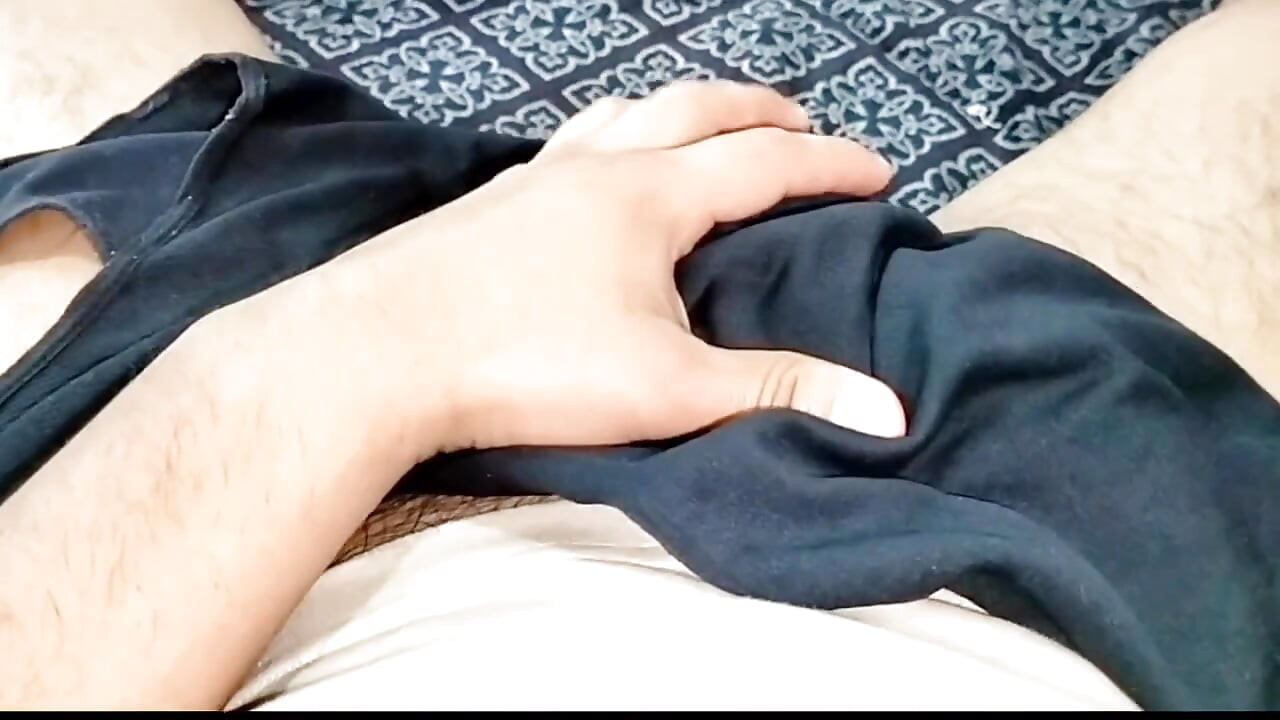Ich finde meinen Stiefbruder beim Masturbieren und helfe ihm! Wir enden in einem glücklichen und heißen Ende