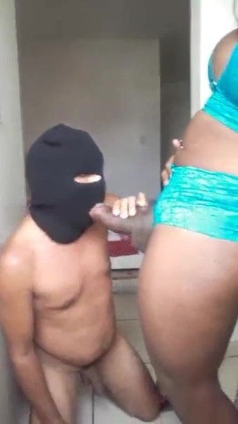 Hoe trying swallow black sheBeef