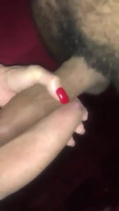 Jenna Transe packt meinen Schwanz und der dicke Schwanz ihres Freundes zusammen