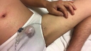 Asiatischer Typ wichst in seinem großen Schwanz im weißen Höschen, schönes Sperma.