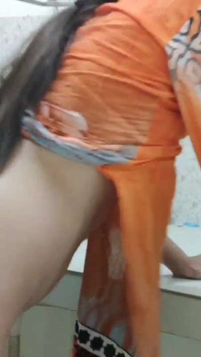Fesselnder moment aus "indische schüchterne bhabhi von ihrem vermieter hart gefickt"