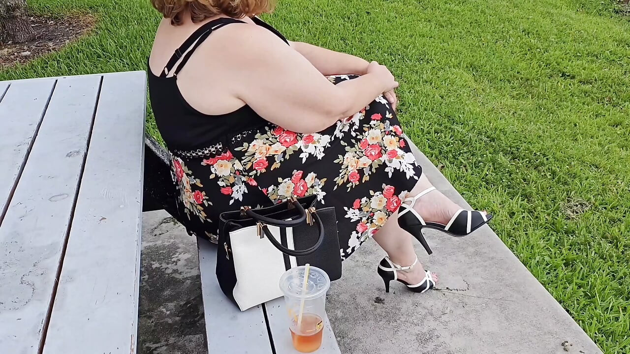 Perverser fremder im park versucht mich zu bringen, mein höschen ausziehen