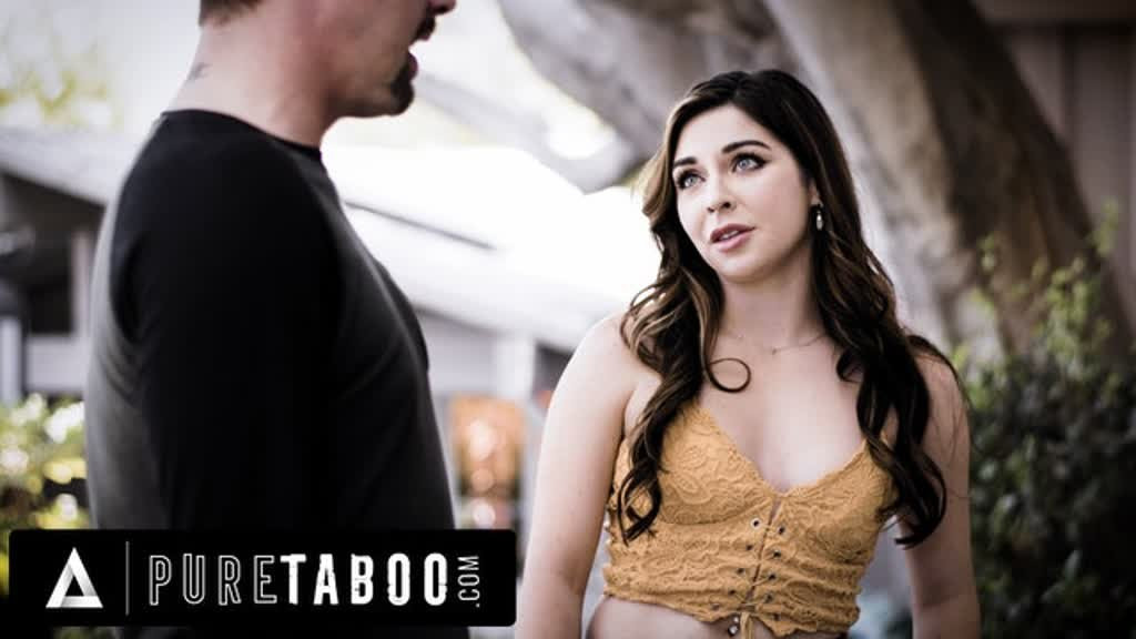 Reines Tabu Keira Croft will hart gefickt werden wie die Mädchen, die sie im Buch ihrer Mitbewohnerin liest