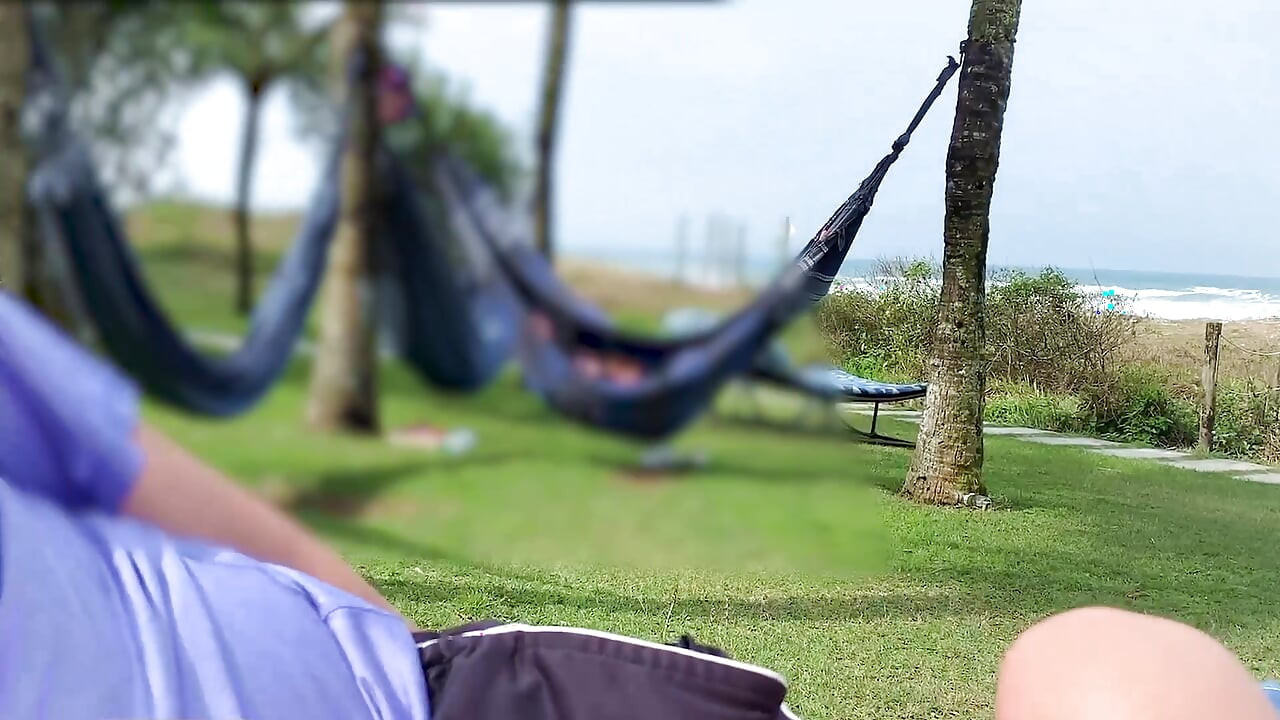 Nach ihrem Handjob kam ich direkt an den Strand vor den Urlaubern!