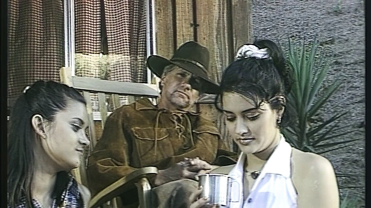 2 Cowboysreiten Ihre Stute ein