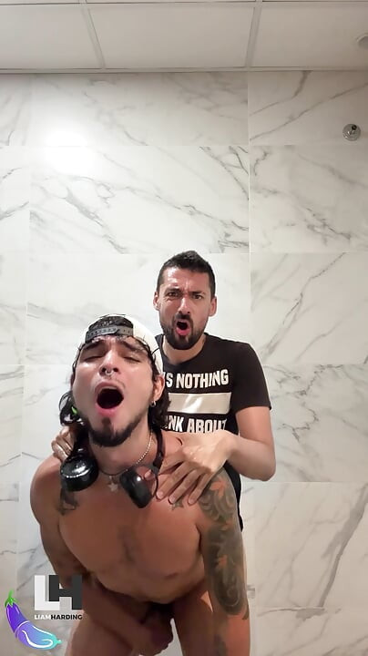 Heißer papi fickt sexy latino im öffentlichen badezimmer