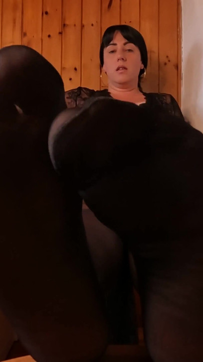 BBW in schwarzen strümpfen zeigt ihre verschwitzten stinkenden füße