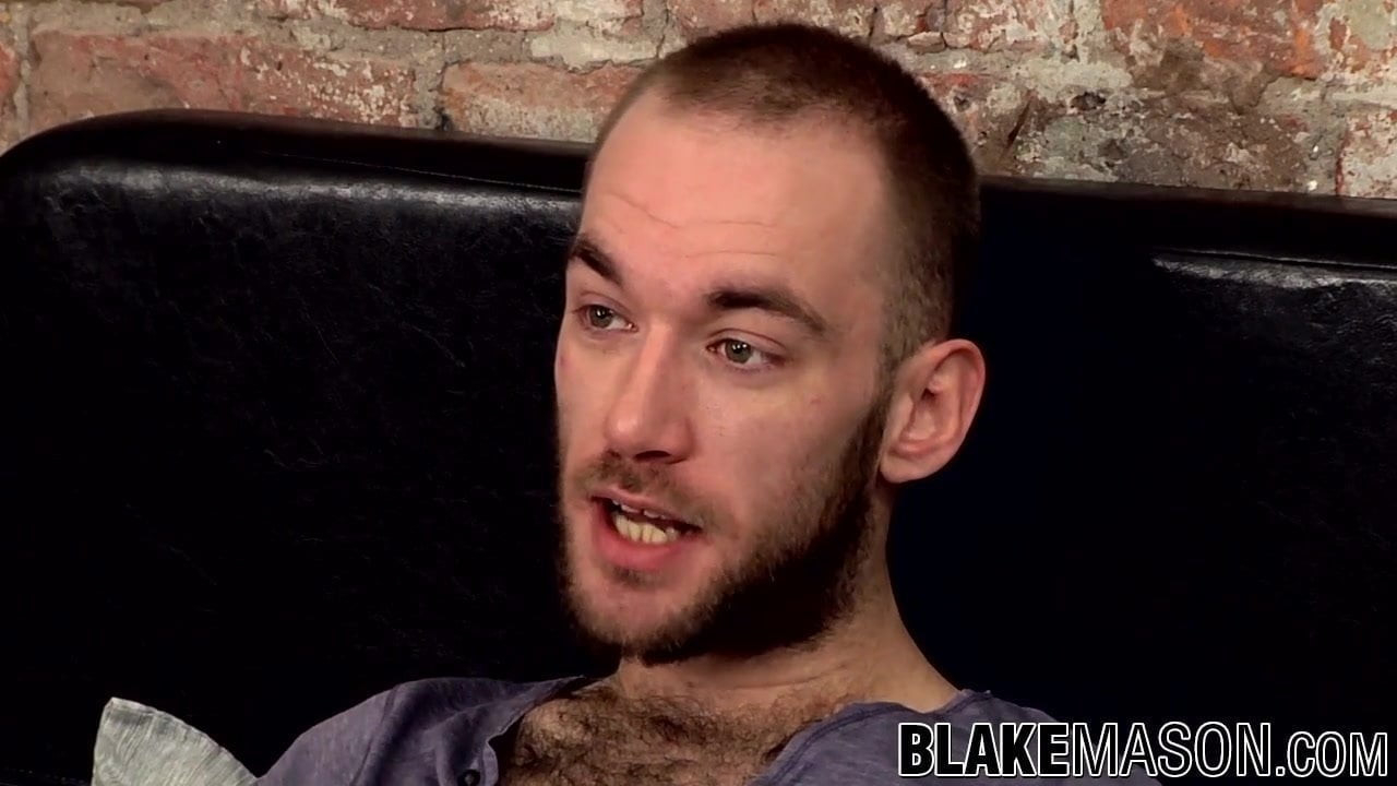 Behaarter Hintern Lincoln Gates liebt es, nach einem Interview zu wichsen