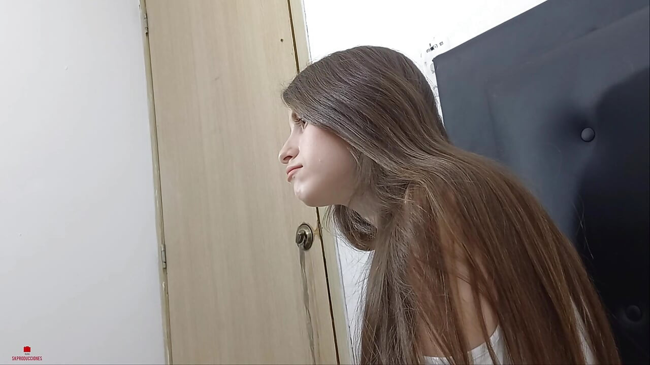 Meine Stiefschwester will mit mir leben und ich ficke sie am Ende hart, bis ich in sie komme