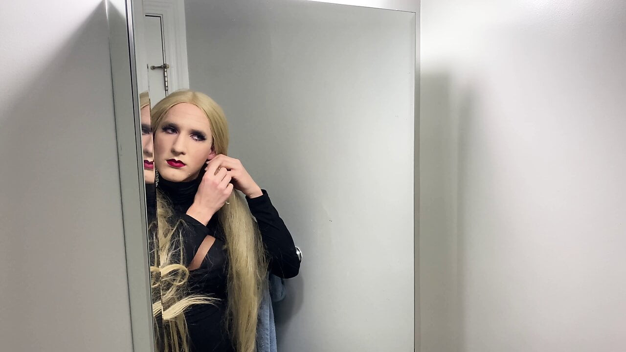 Sexy blonde Drag-Transformation