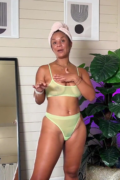 Transparente dessous anprobieren für schwarze MILF