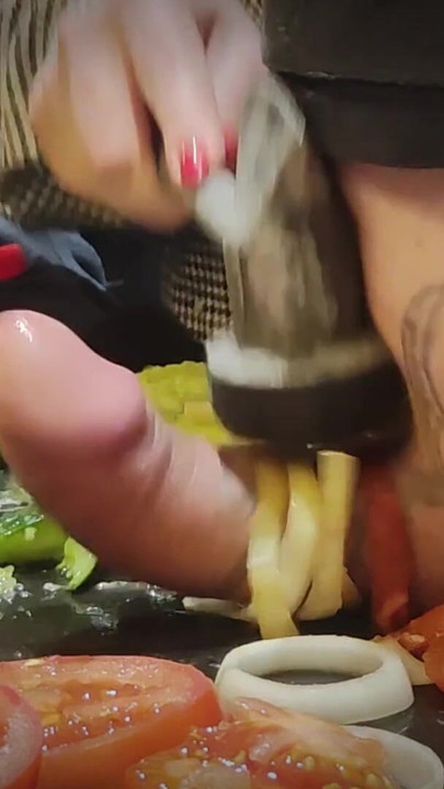 Epischer moment aus "COOKING COCK 2. Schwanz zum abendessen. Offizieller trailer."