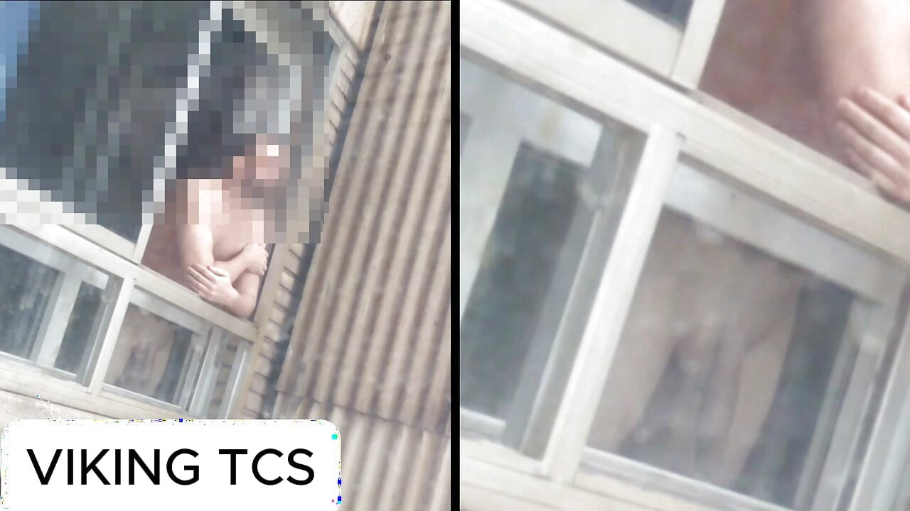 Ich gehe auf den balkon mit meinem großen, unbeschnittenen weichen schwanz hängend ... Ich bin sicher, dass jemand mich beobachtet ...