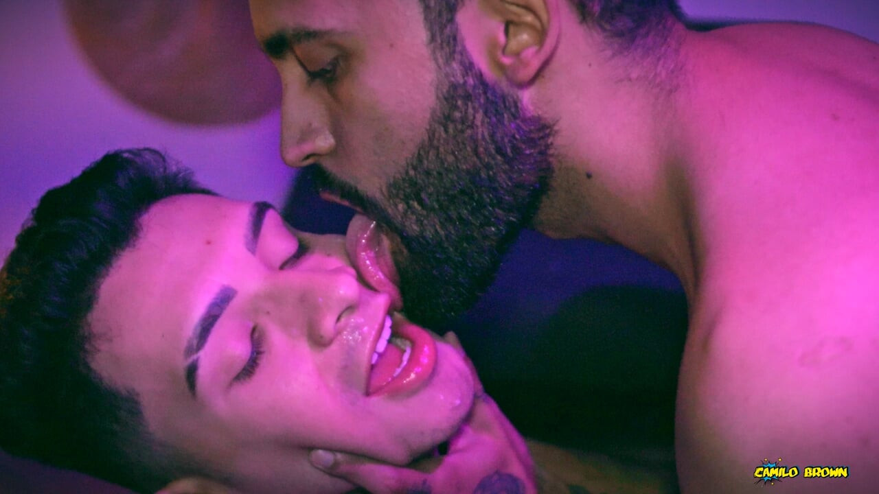Großer schwanz, camilo brown fickt den süßen twink juan ferrer ohne gummi an der bar, sein gesicht mit sperma bedeckt