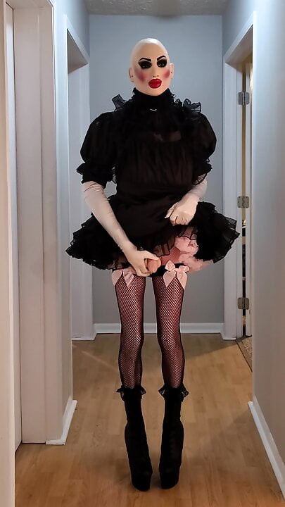 Rubberdoll-Hure masturbiert in Keuschheit und kommt