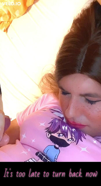 Sissy spritzt sich ihre Ladung ins eigene Gesicht