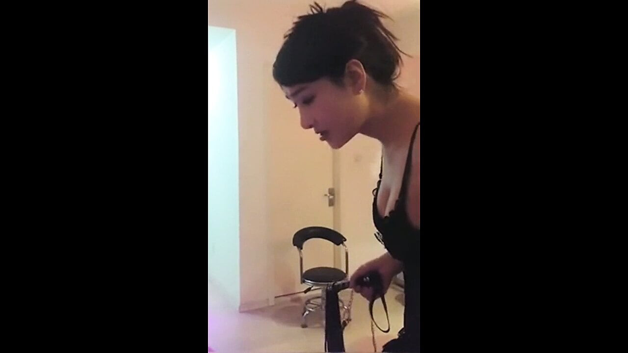 Asiatischer Ladyboy, Domina und ein kleiner Schwanz-Sklave bringen ihn zum Kommen