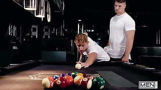 MEN - während sie pool spielen, beschließen Malik Delgaty und Jackson Koch, stattdessen mit den Schwänzen des anderen zu spielen