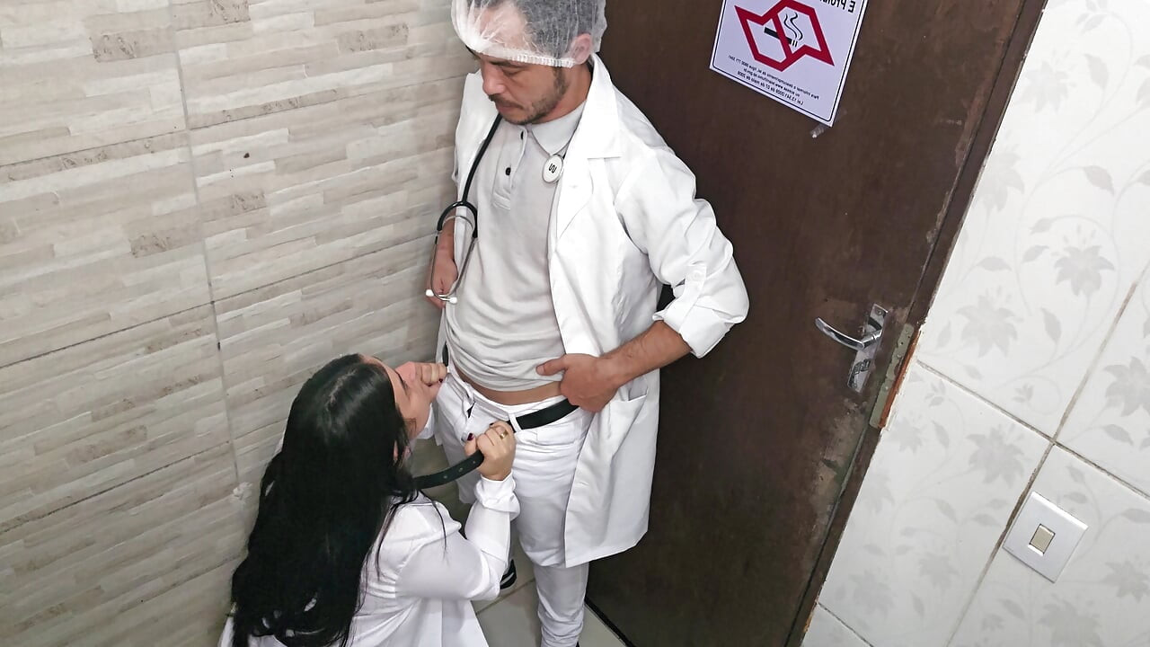 Doktor und krankenschwester können nicht widerstehen und haben sex im krankenhaus-badezimmer während ihrer schicht
