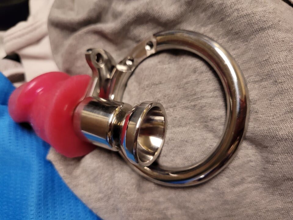 Inverted keuschheitskäfig - schwanz in den körper gestoßen