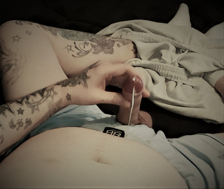 Spritzen auf der Couch in blauer Boxershort