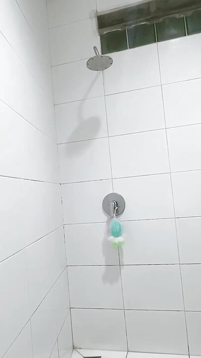Schöne Studentin aus Asien badet beim Tanzen
