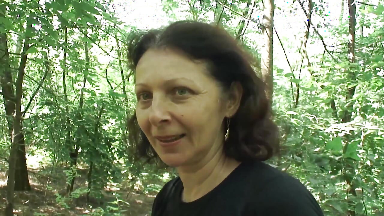 Ich ficke die nasse haarige muschi dieser sexy heißen oma mit
