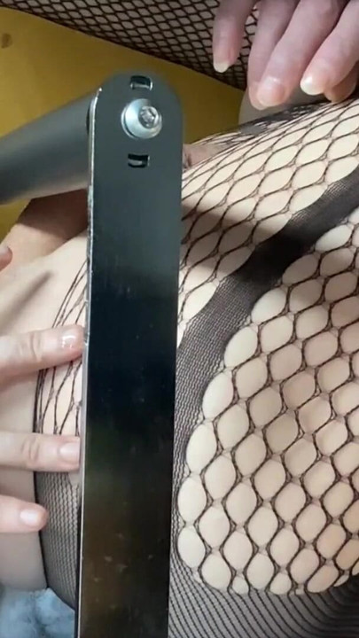 Epischer moment aus "Sissy ist mit 100cm extrem-dildo gefüllt - teil 1 von 2"