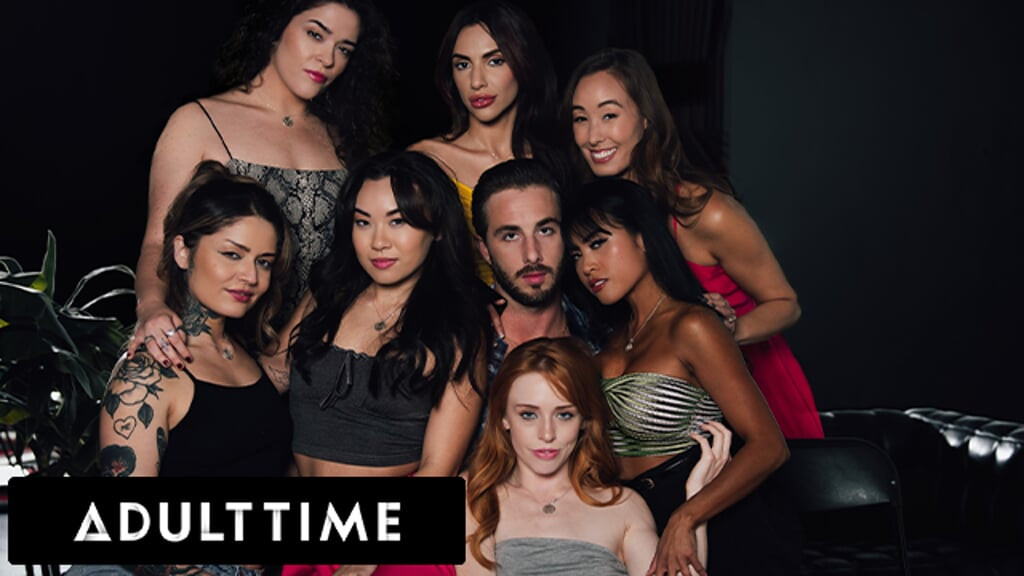 ADULT TIME - geile sexsüchtige Hinterhaltsüchtige Therapeutin für wilden Reverse-gangbang!