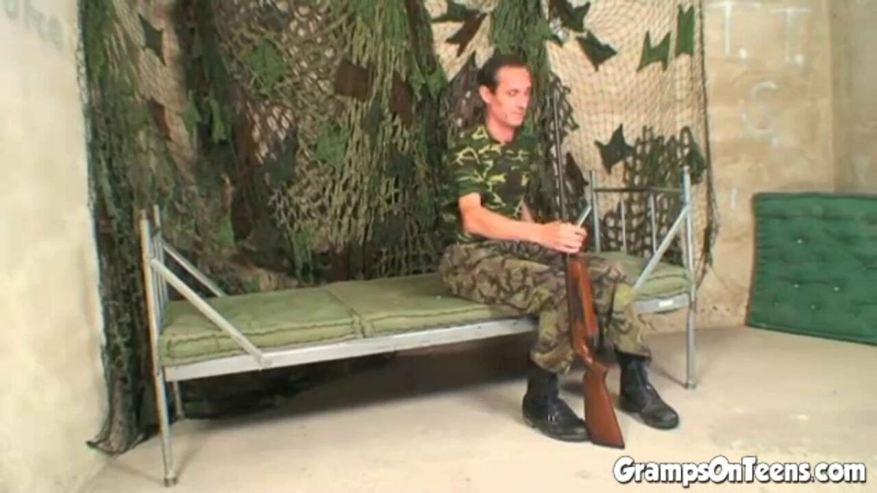 Naives Teen knallt Militär-Oldie in umgekehrter Reihenfolge