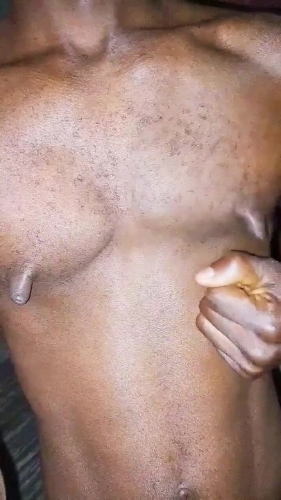 Ich ziehe meine nippel und bin geil