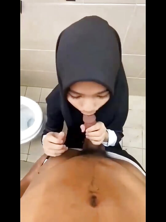 jilbab oral in der toilette, campus