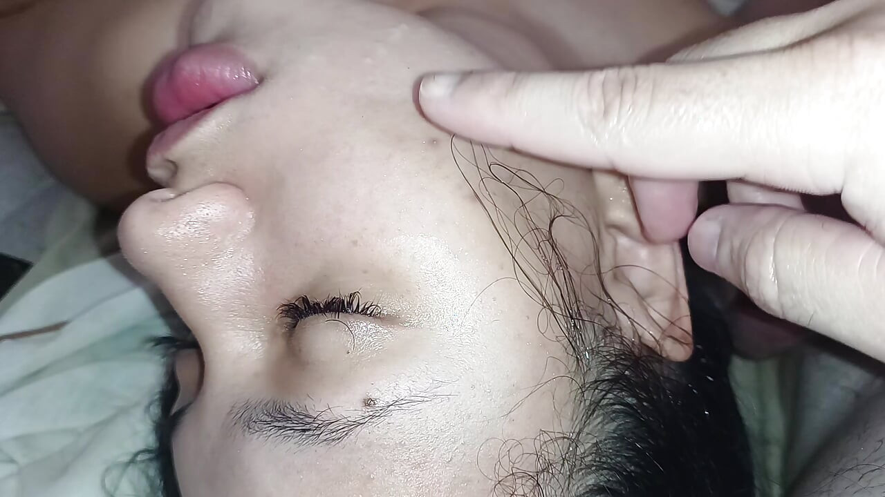 Das gesicht der schlampe ficken, masturbiert mich und füllt sie mit creampie