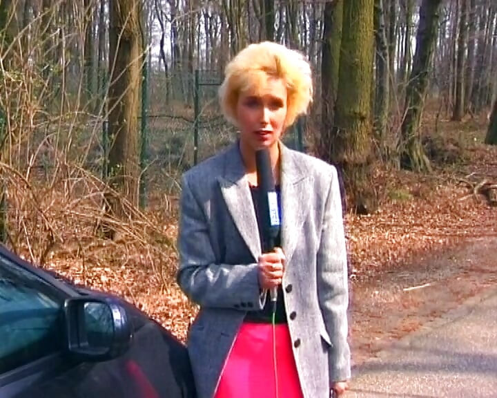 Blonde deutsche domina hat spaß mit molliger brünetter