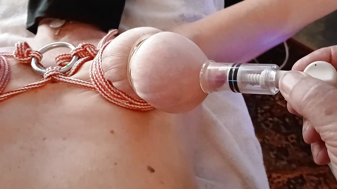 Brustwarzen und arsch beim bondage-analfick aufgepumpt