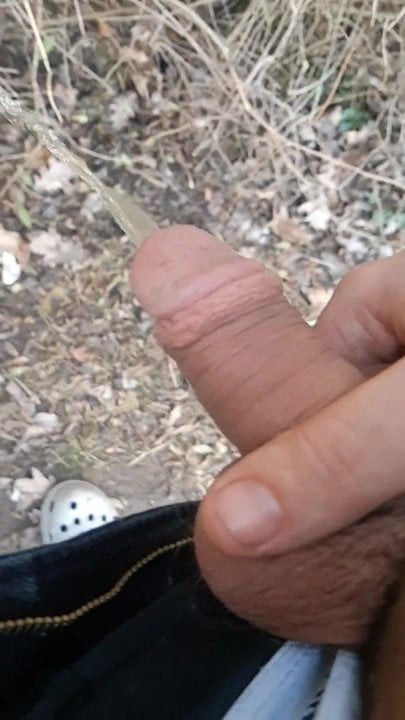 Deutsches Teen pisst im Garten