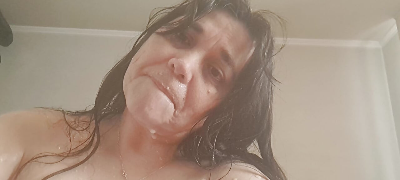 Heiße milf verführt liebhaber mit cumshots auf ihrem körper und bittet um mehr