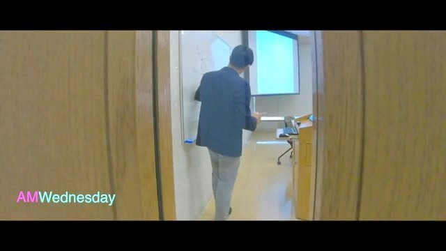 Wow !! Nackt direkt vor dem Klassenzimmer, während Professor unterrichtet!