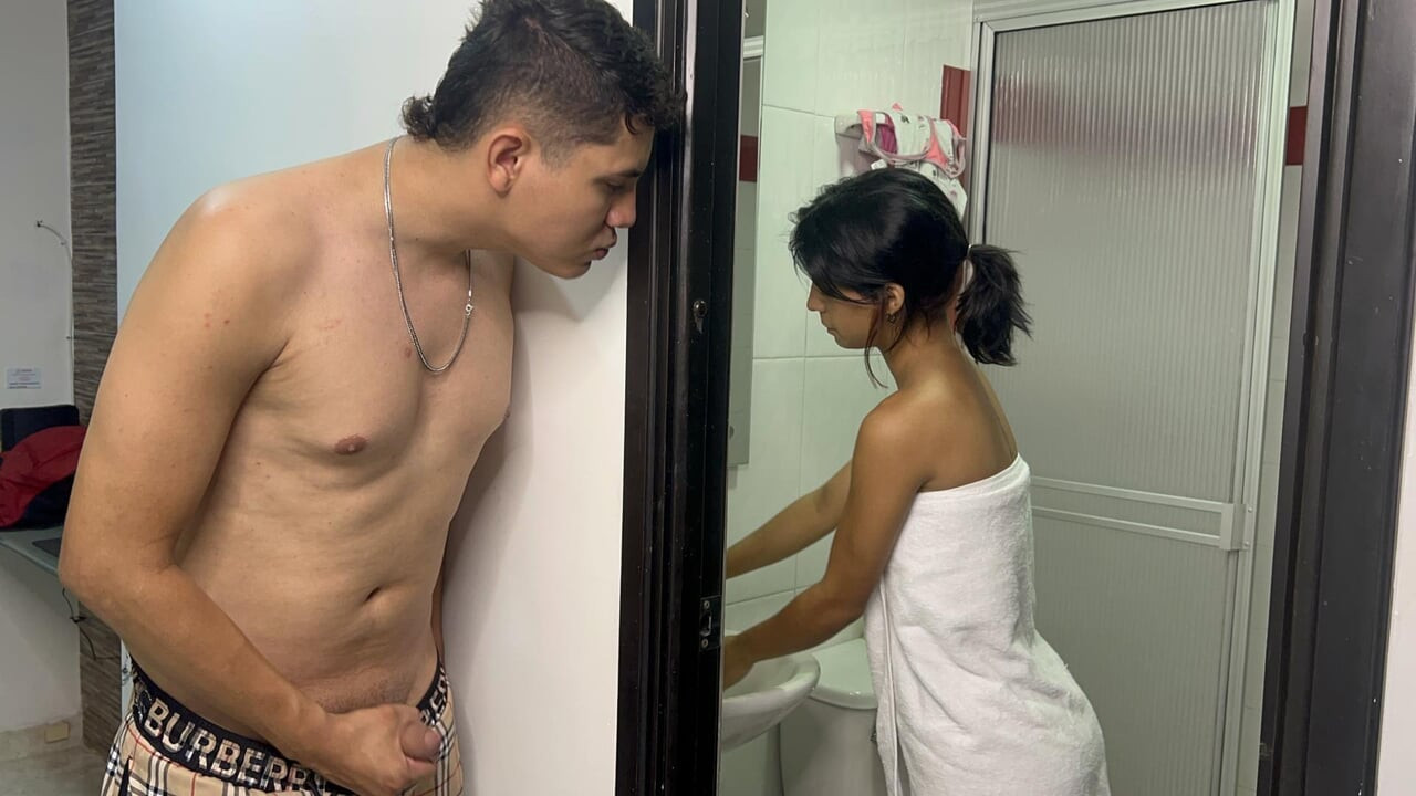 Ich masturbiere und beobachte, wie meine stiefschwester beim baden badet, und dann ficke ich sie hart, bis ich in ihren mund komme.